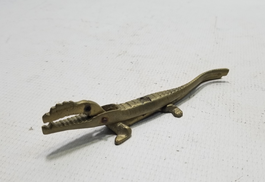 TİMSAH FORMUNDA YAPILMIŞ ANTİKA PİRİNÇ CEVİZ KIRACAĞI