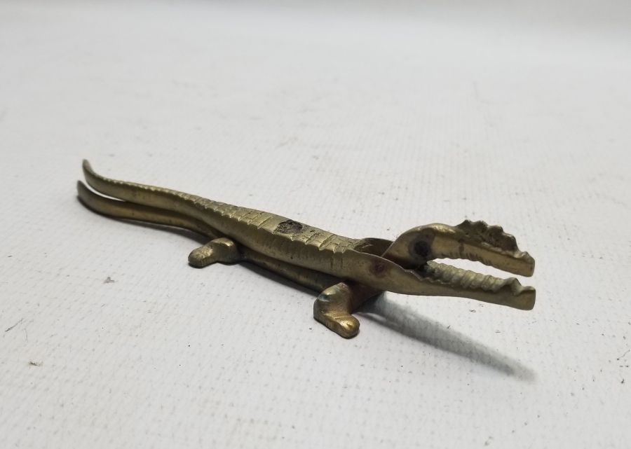 TİMSAH FORMUNDA YAPILMIŞ ANTİKA PİRİNÇ CEVİZ KIRACAĞI