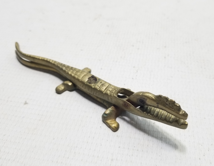 TİMSAH FORMUNDA YAPILMIŞ ANTİKA PİRİNÇ CEVİZ KIRACAĞI