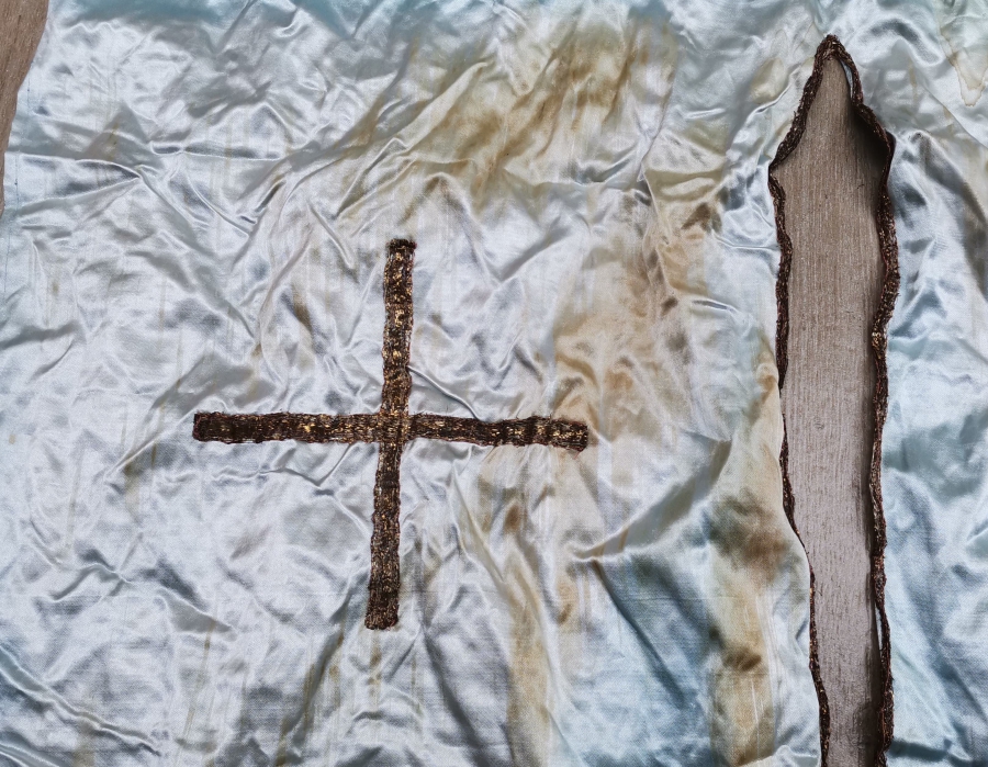 ÜZERİ HAÇ FİGÜRLÜ OSMANLI DÖNEMİ İPEK PAPAZ ÖRTÜSÜ