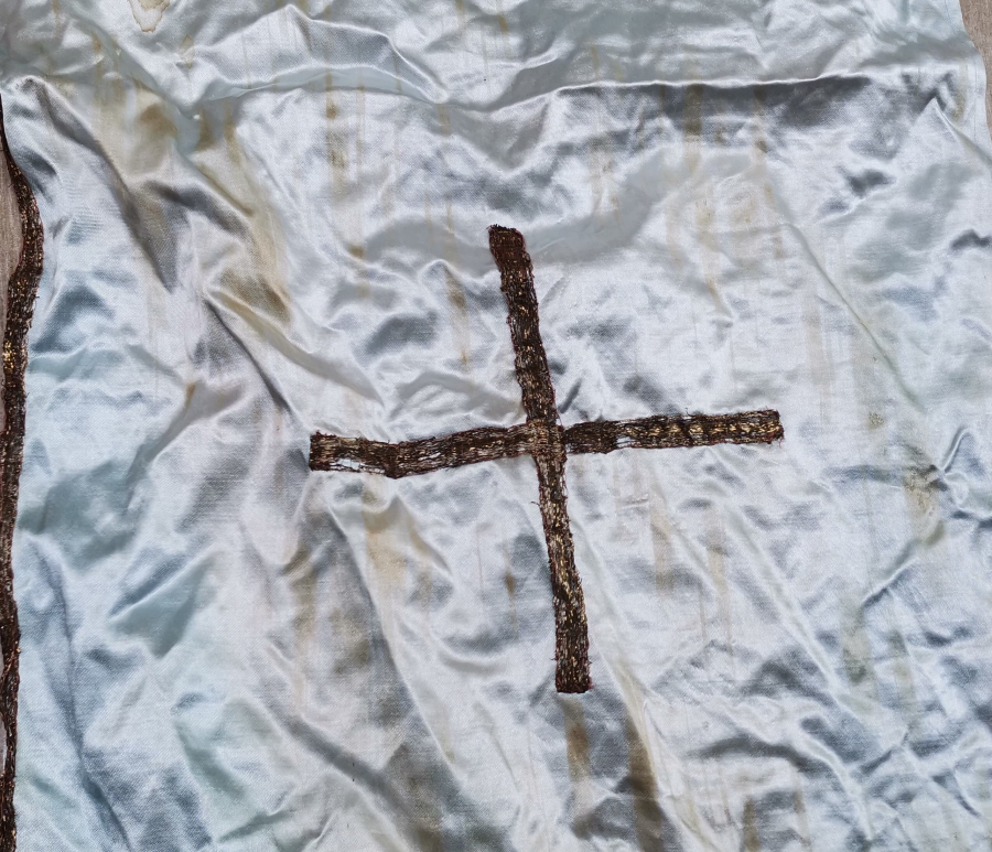 ÜZERİ HAÇ FİGÜRLÜ OSMANLI DÖNEMİ İPEK PAPAZ ÖRTÜSÜ