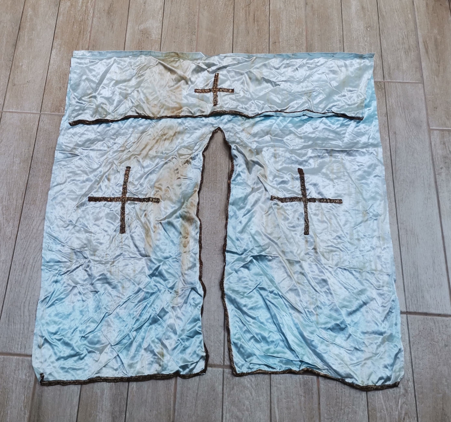 ÜZERİ HAÇ FİGÜRLÜ OSMANLI DÖNEMİ İPEK PAPAZ ÖRTÜSÜ