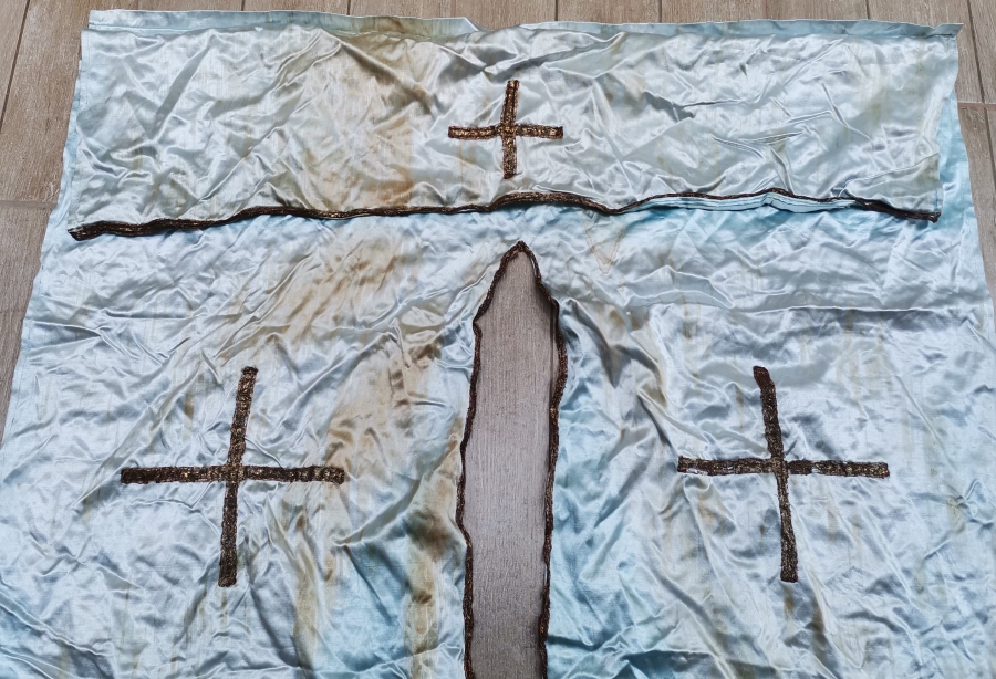 ÜZERİ HAÇ FİGÜRLÜ OSMANLI DÖNEMİ İPEK PAPAZ ÖRTÜSÜ