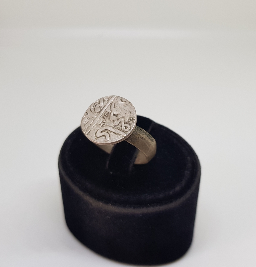 ÜZERİ YAZILI KABARTMA İŞÇİLİKLİ OSMANLI DÖNEMİ GÜMÜŞ APLİKLİ YÜZÜK