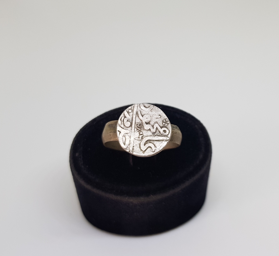 ÜZERİ YAZILI KABARTMA İŞÇİLİKLİ OSMANLI DÖNEMİ GÜMÜŞ APLİKLİ YÜZÜK