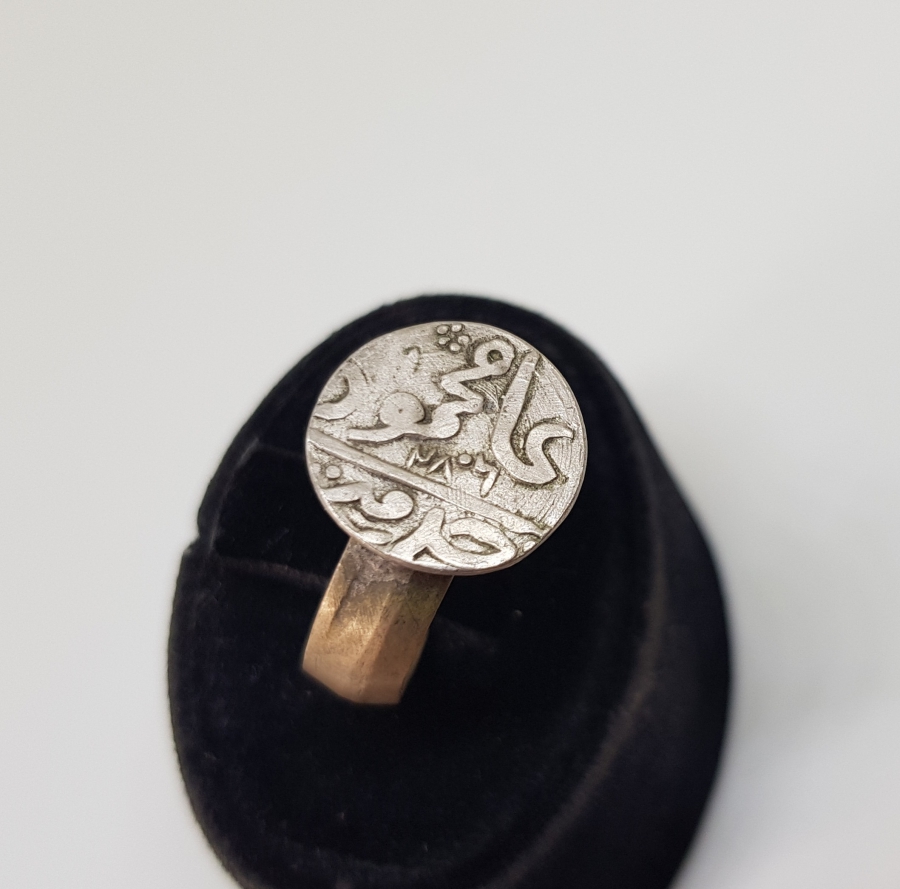 ÜZERİ YAZILI KABARTMA İŞÇİLİKLİ OSMANLI DÖNEMİ GÜMÜŞ APLİKLİ YÜZÜK