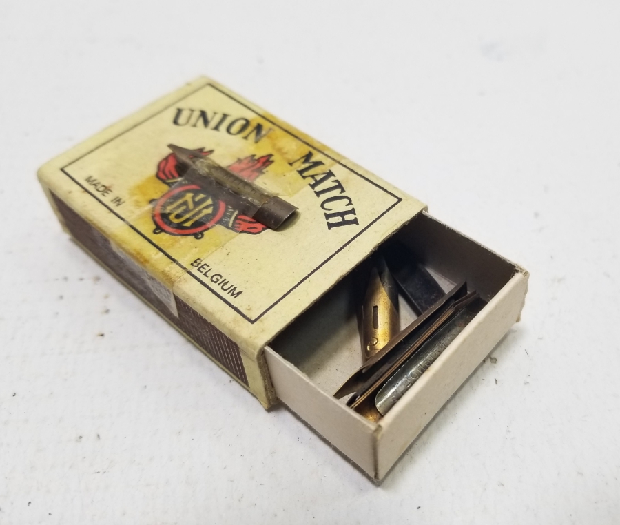 İÇİNDE DİVİTLERİYLE OSMANLI DÖNEMİ DİVİT UCU KUTUSU