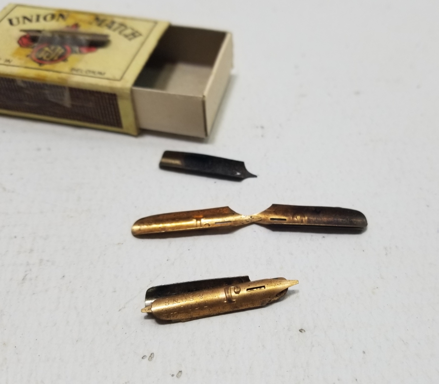 İÇİNDE DİVİTLERİYLE OSMANLI DÖNEMİ DİVİT UCU KUTUSU