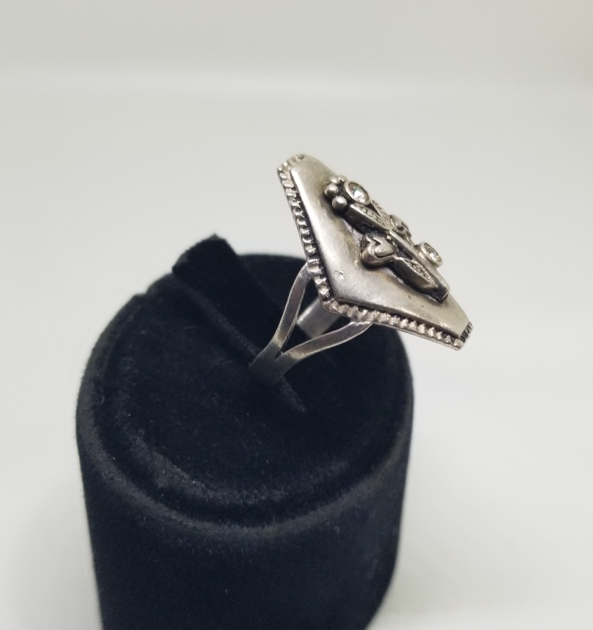 MARGAZİT TAŞLI VE KABARTMA İŞÇİLİKLİ ÖZEL YAPIM GÜMÜŞ YÜZÜK