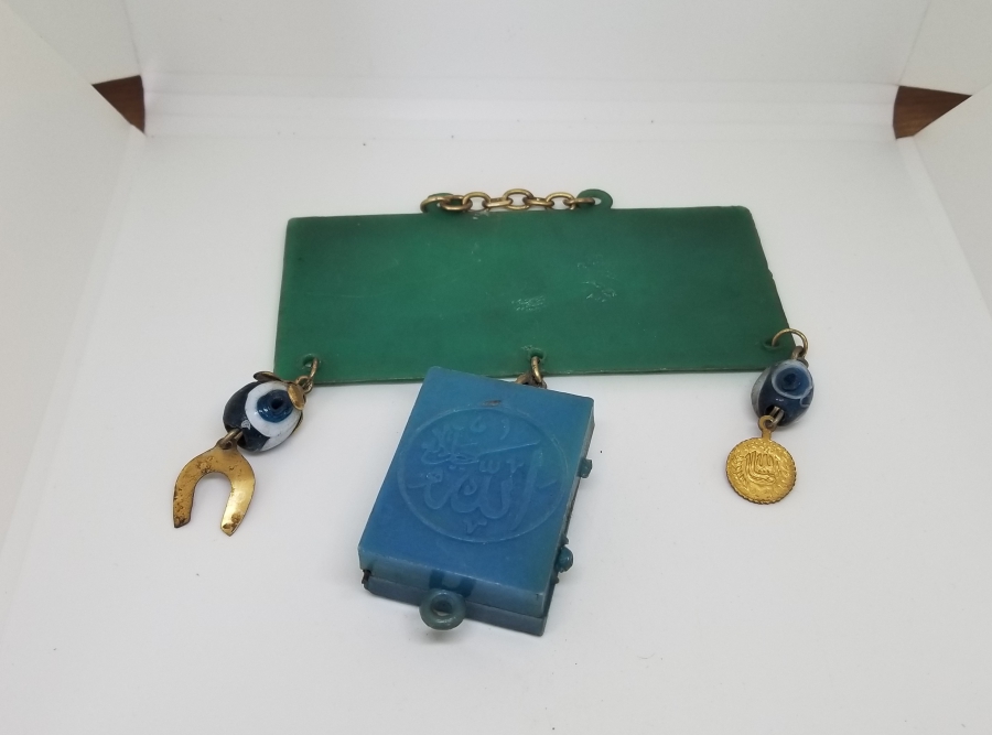 ÜZERİNDE BESMELE-İ ŞERİF YAZILI ANTİKA DÜKKAN LEVHASI