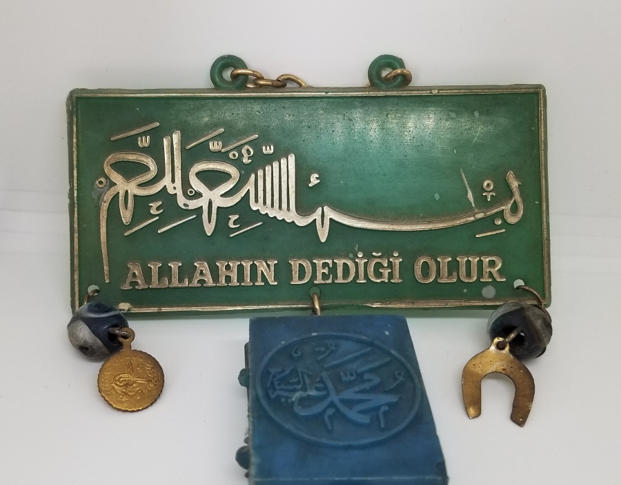 ÜZERİNDE BESMELE-İ ŞERİF YAZILI ANTİKA DÜKKAN LEVHASI