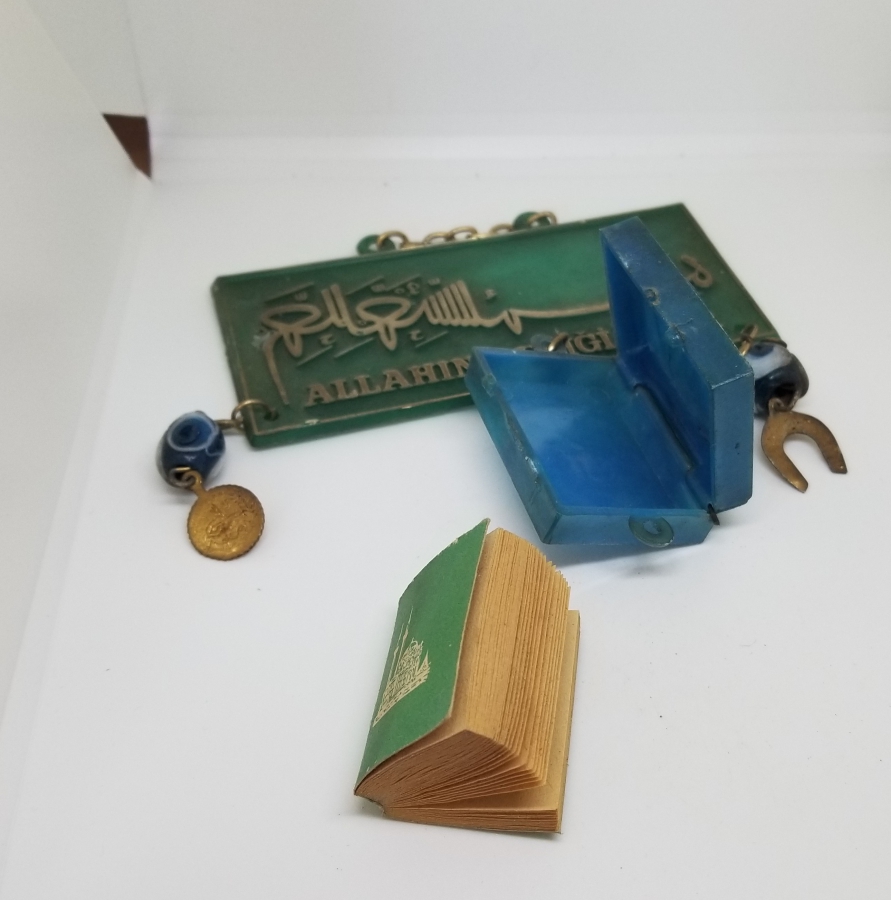 ÜZERİNDE BESMELE-İ ŞERİF YAZILI ANTİKA DÜKKAN LEVHASI