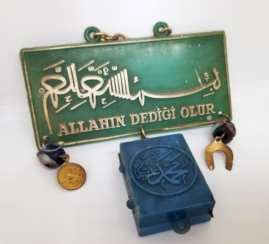 ÜZERİNDE BESMELE-İ ŞERİF YAZILI ANTİKA DÜKKAN LEVHASI