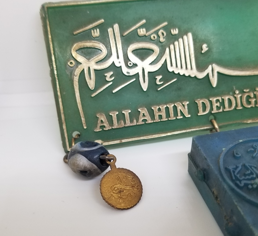 ÜZERİNDE BESMELE-İ ŞERİF YAZILI ANTİKA DÜKKAN LEVHASI
