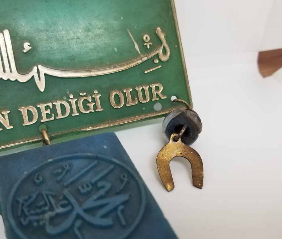 ÜZERİNDE BESMELE-İ ŞERİF YAZILI ANTİKA DÜKKAN LEVHASI