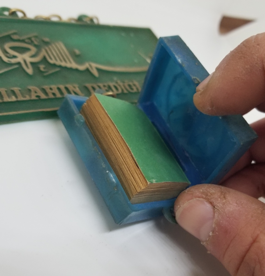 ÜZERİNDE BESMELE-İ ŞERİF YAZILI ANTİKA DÜKKAN LEVHASI