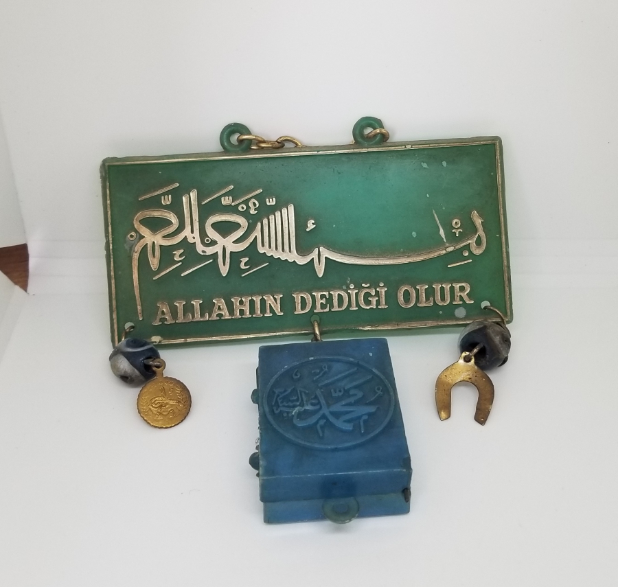 ÜZERİNDE BESMELE-İ ŞERİF YAZILI ANTİKA DÜKKAN LEVHASI