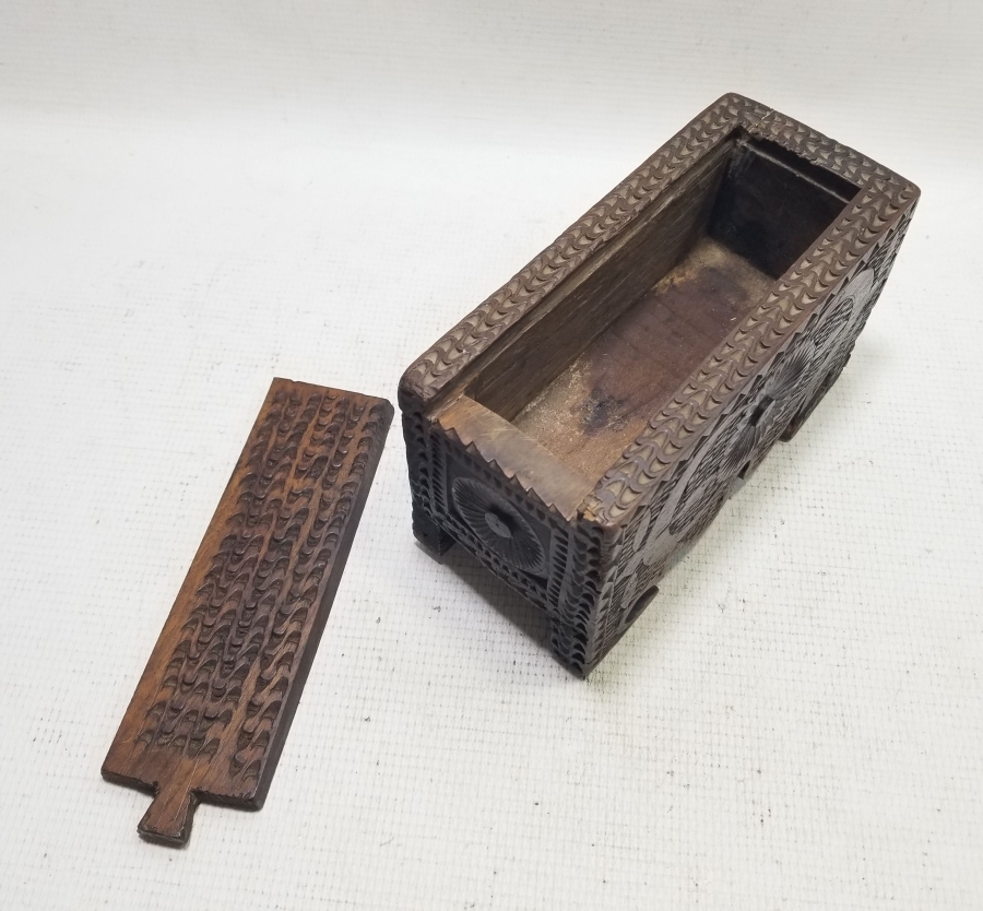 ÜZERİ AY YILDIZ FİGÜRLÜ YOĞUN İŞLEMELİ OSMANLI DÖNEMİ AHŞAP KAHVE KUTUSU