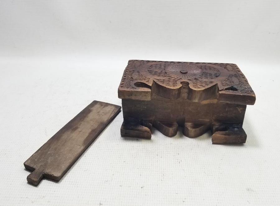 ÜZERİ AY YILDIZ FİGÜRLÜ YOĞUN İŞLEMELİ OSMANLI DÖNEMİ AHŞAP KAHVE KUTUSU