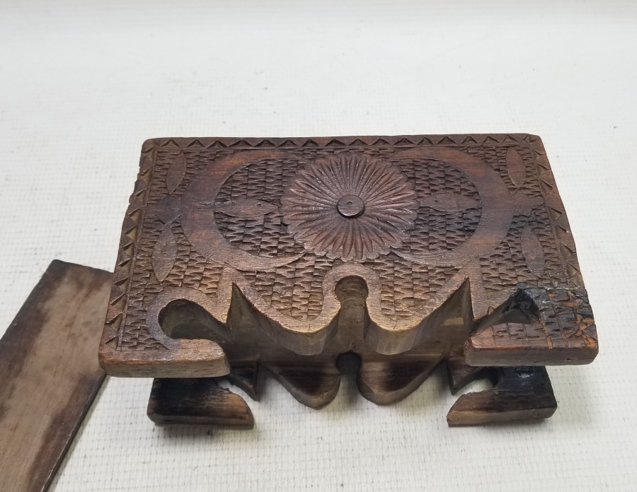 ÜZERİ AY YILDIZ FİGÜRLÜ YOĞUN İŞLEMELİ OSMANLI DÖNEMİ AHŞAP KAHVE KUTUSU