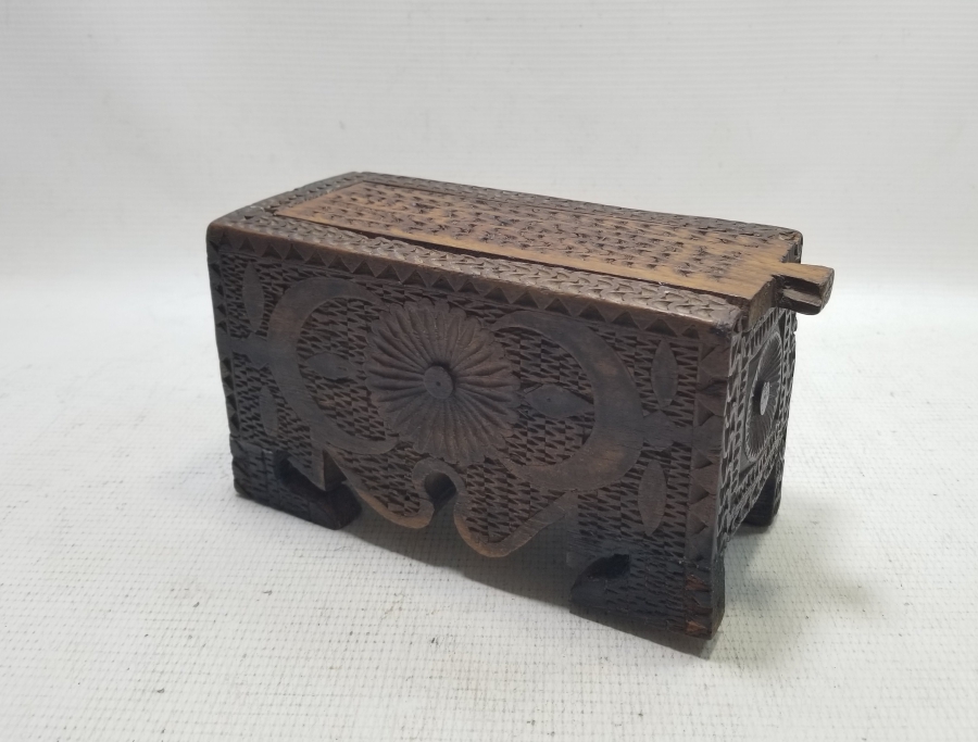 ÜZERİ AY YILDIZ FİGÜRLÜ YOĞUN İŞLEMELİ OSMANLI DÖNEMİ AHŞAP KAHVE KUTUSU