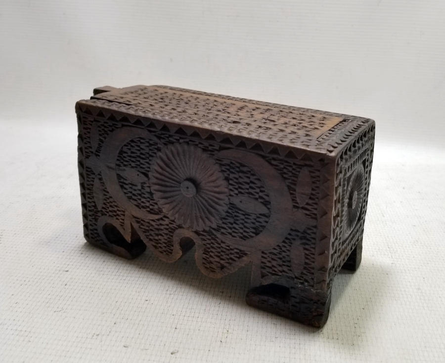 ÜZERİ AY YILDIZ FİGÜRLÜ YOĞUN İŞLEMELİ OSMANLI DÖNEMİ AHŞAP KAHVE KUTUSU