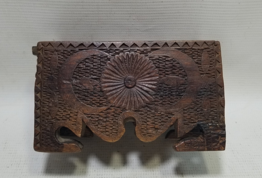 ÜZERİ AY YILDIZ FİGÜRLÜ YOĞUN İŞLEMELİ OSMANLI DÖNEMİ AHŞAP KAHVE KUTUSU