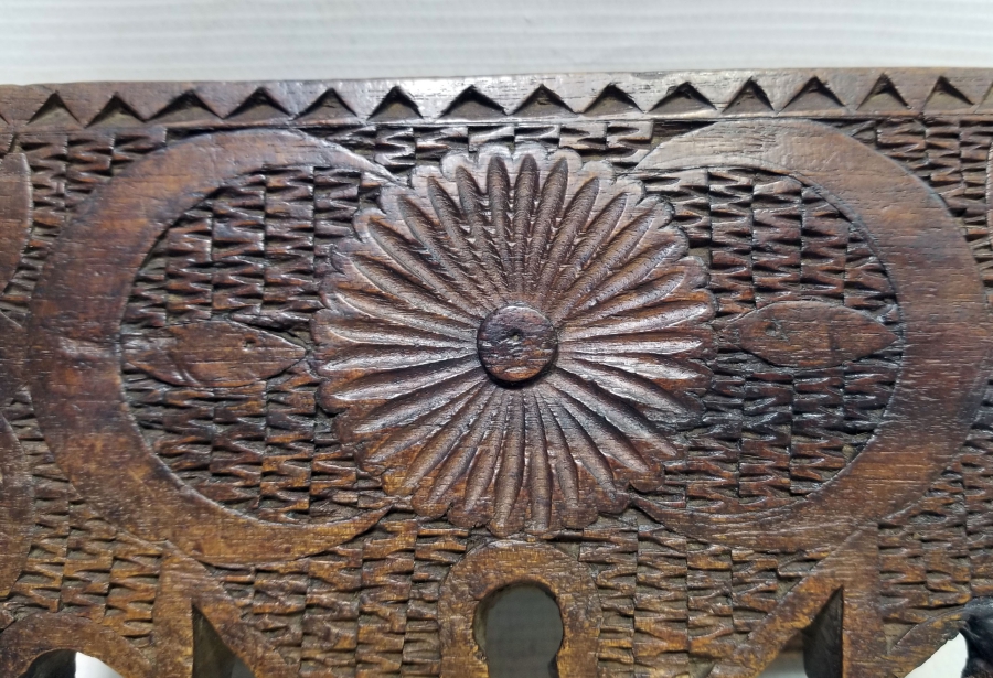 ÜZERİ AY YILDIZ FİGÜRLÜ YOĞUN İŞLEMELİ OSMANLI DÖNEMİ AHŞAP KAHVE KUTUSU