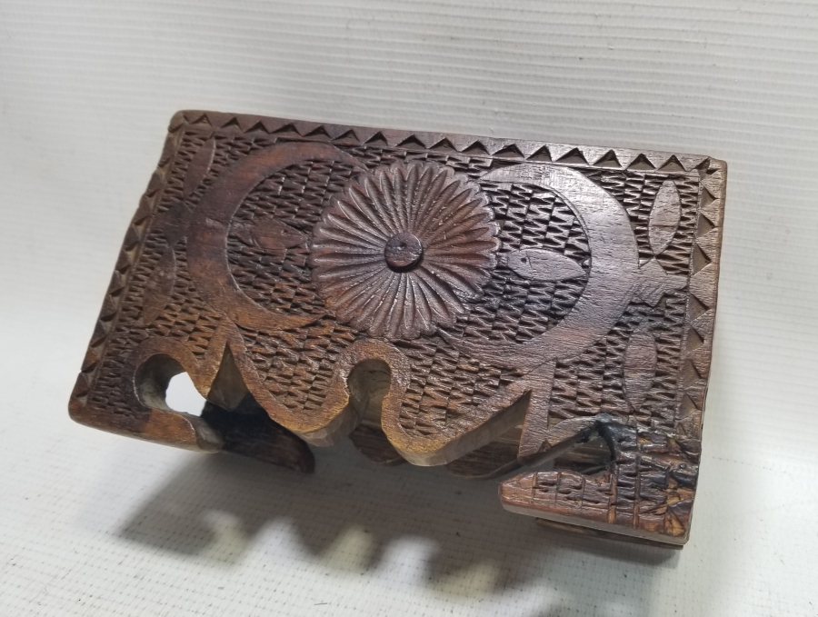 ÜZERİ AY YILDIZ FİGÜRLÜ YOĞUN İŞLEMELİ OSMANLI DÖNEMİ AHŞAP KAHVE KUTUSU