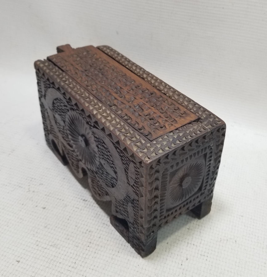 ÜZERİ AY YILDIZ FİGÜRLÜ YOĞUN İŞLEMELİ OSMANLI DÖNEMİ AHŞAP KAHVE KUTUSU