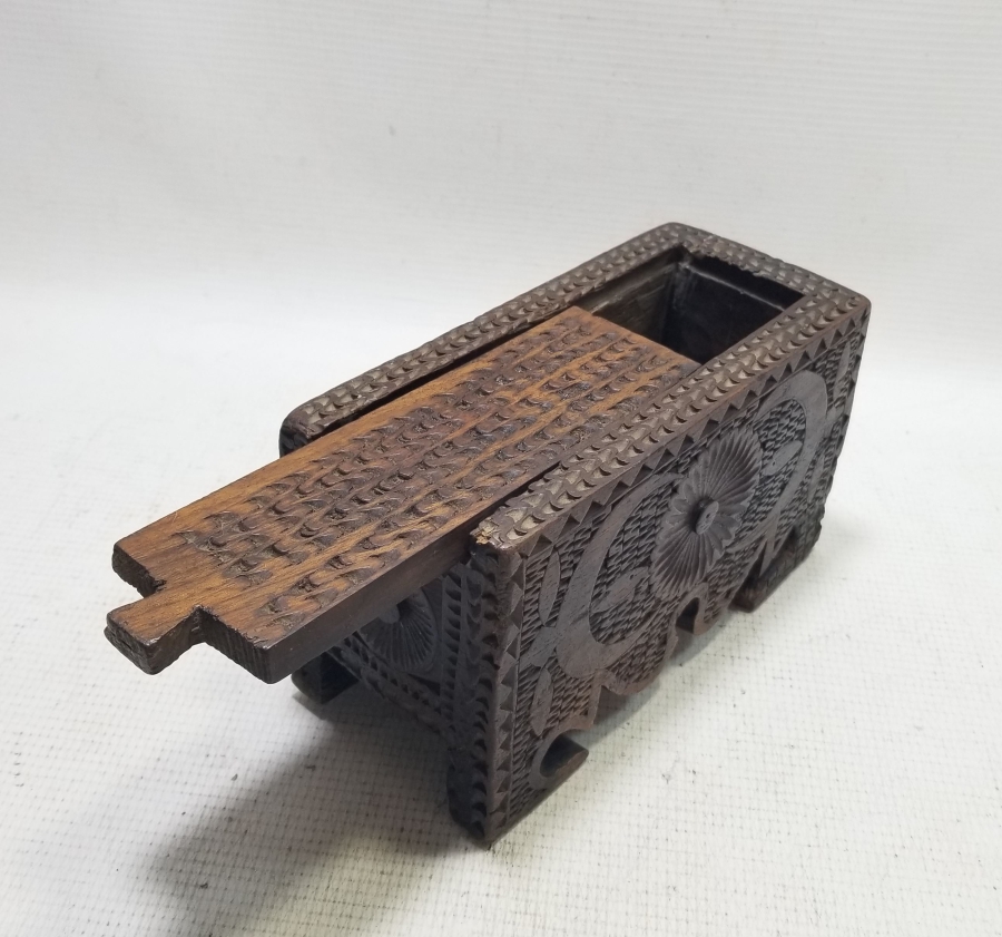 ÜZERİ AY YILDIZ FİGÜRLÜ YOĞUN İŞLEMELİ OSMANLI DÖNEMİ AHŞAP KAHVE KUTUSU