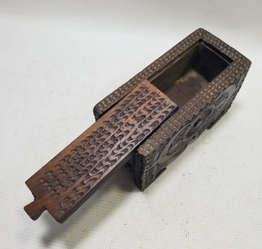 ÜZERİ AY YILDIZ FİGÜRLÜ YOĞUN İŞLEMELİ OSMANLI DÖNEMİ AHŞAP KAHVE KUTUSU