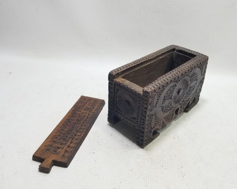 ÜZERİ AY YILDIZ FİGÜRLÜ YOĞUN İŞLEMELİ OSMANLI DÖNEMİ AHŞAP KAHVE KUTUSU