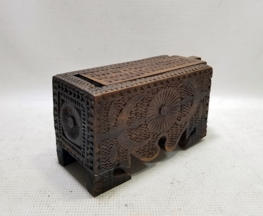 ÜZERİ AY YILDIZ FİGÜRLÜ YOĞUN İŞLEMELİ OSMANLI DÖNEMİ AHŞAP KAHVE KUTUSU