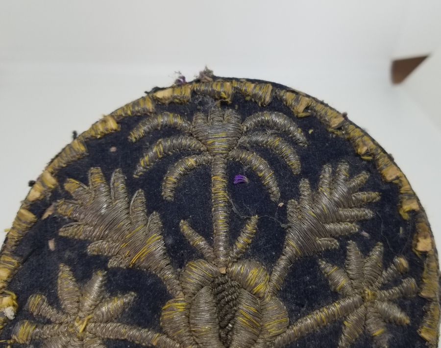 ÜZERİ SIRMA İŞÇİLİKLİ VE HAYAT AĞACI FİGÜRLÜ NADİR TİPTE OSMANLI DÖNEMİ GELİN TEPELİĞİ