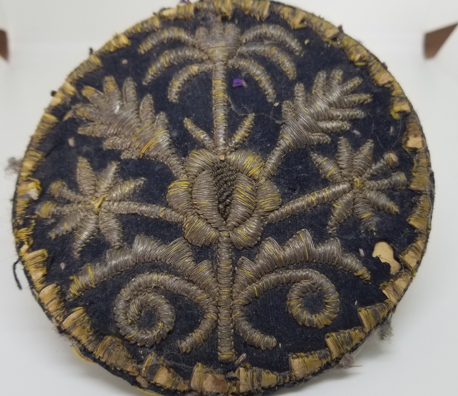 ÜZERİ SIRMA İŞÇİLİKLİ VE HAYAT AĞACI FİGÜRLÜ NADİR TİPTE OSMANLI DÖNEMİ GELİN TEPELİĞİ