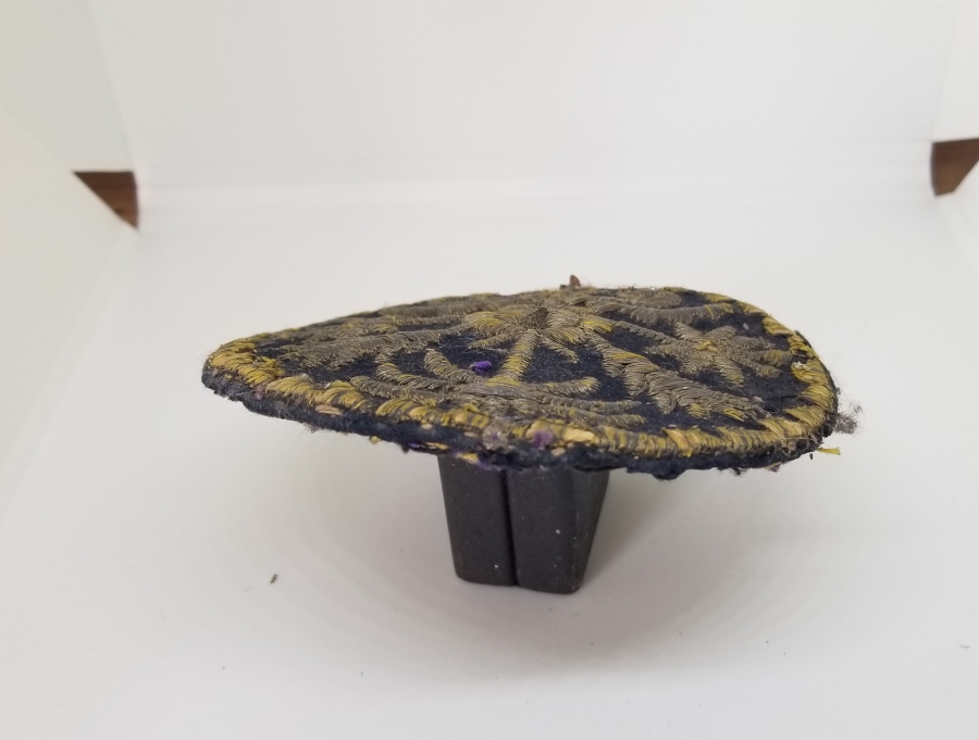 ÜZERİ SIRMA İŞÇİLİKLİ VE HAYAT AĞACI FİGÜRLÜ NADİR TİPTE OSMANLI DÖNEMİ GELİN TEPELİĞİ