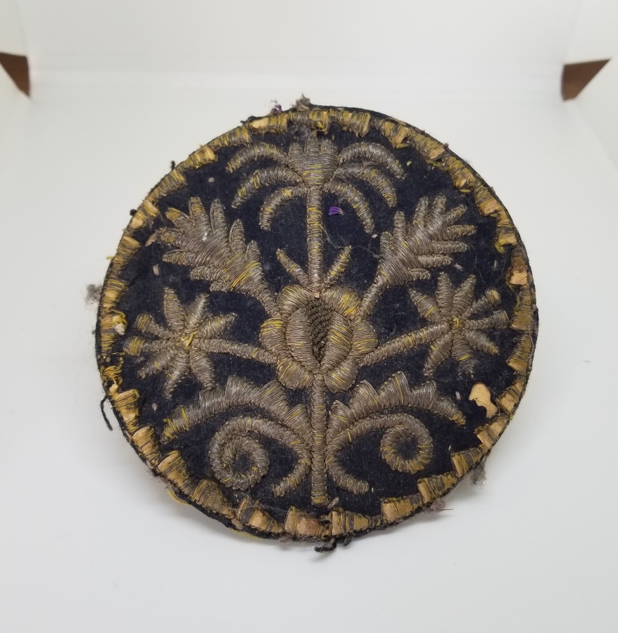 ÜZERİ SIRMA İŞÇİLİKLİ VE HAYAT AĞACI FİGÜRLÜ NADİR TİPTE OSMANLI DÖNEMİ GELİN TEPELİĞİ