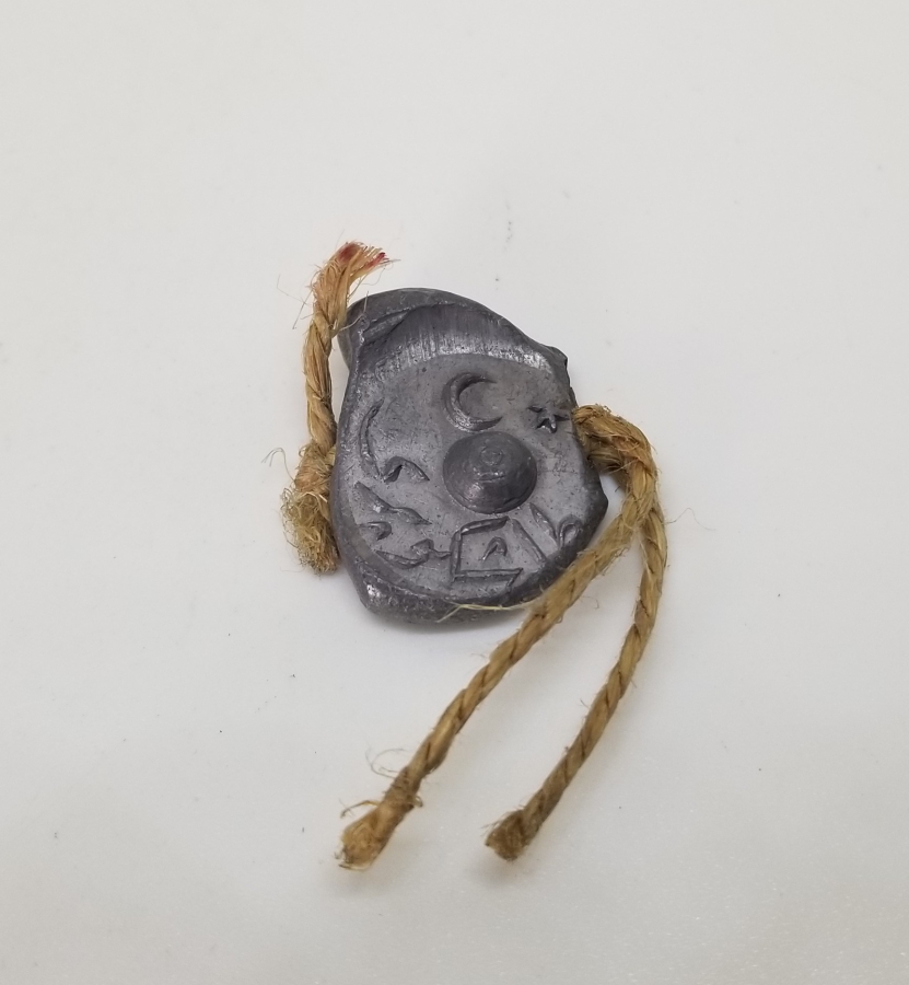 ÇİFT YÜZÜ OSMANLICA YAZILI OSMANLI DÖNEMİ KURŞUN POSTA ETİKETİ