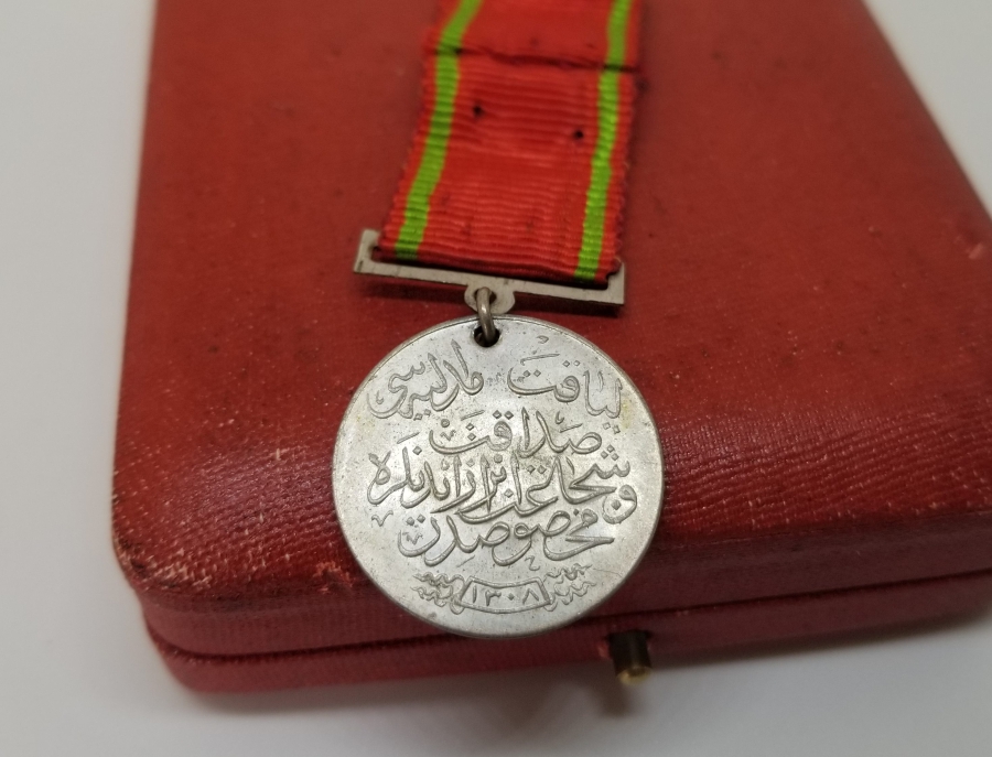 ORİJİNAL KUTUSUNDA ÇOK NADİR KILIÇLI LİYAKAT MADALYASI