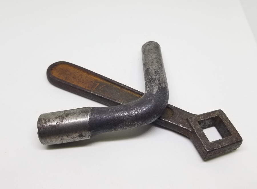 2 ADET ANTİKA ANAHTAR