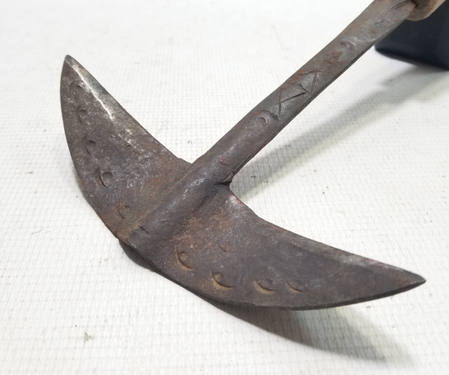 ÜZERİ İŞLEMELİ NADİR FORMDA NALÇEK