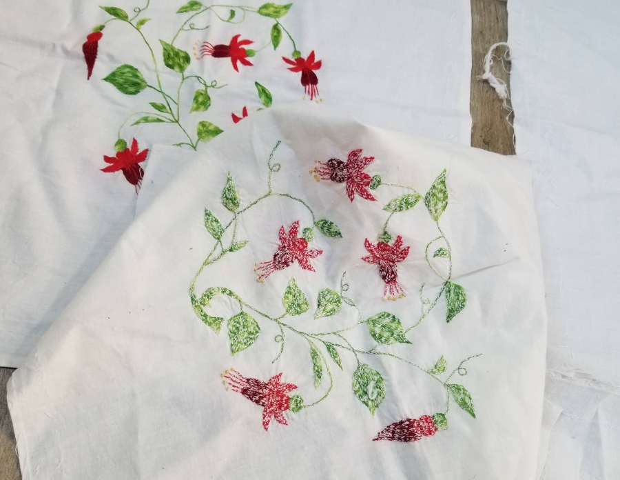 ÜZERLERİ İŞLEMELİ ANTİKA MENDİL LOTU