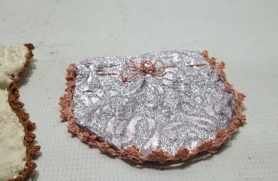 OSMANLI DÖNEMİ ELMASİYE KUMAŞTAN YAPILMIŞ İKİ ADET KESE