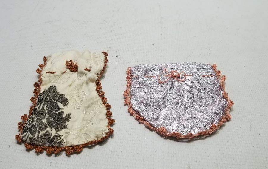 OSMANLI DÖNEMİ ELMASİYE KUMAŞTAN YAPILMIŞ İKİ ADET KESE