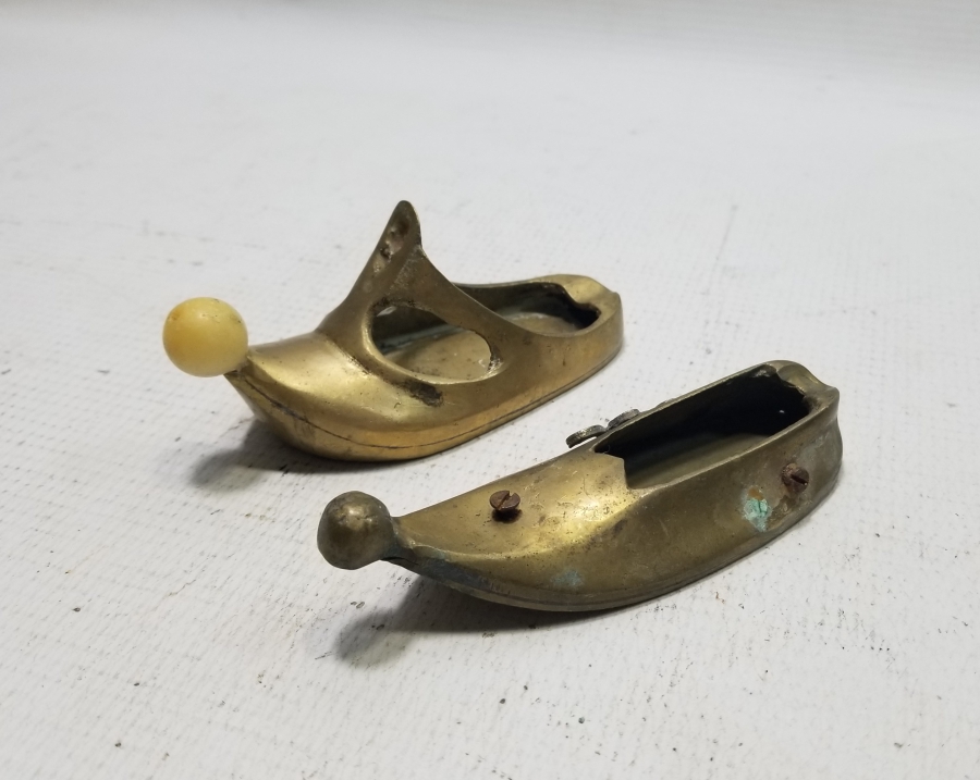 ÇARIK FORMUNDA YAPILMIŞ 2 ADET ANTİKA PİRİNÇ KÜLLÜK