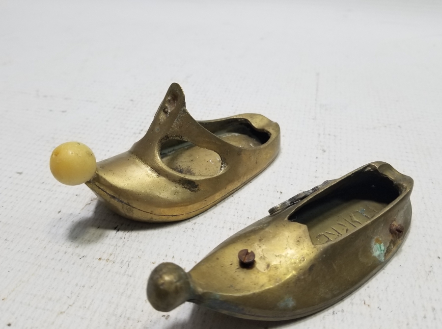 ÇARIK FORMUNDA YAPILMIŞ 2 ADET ANTİKA PİRİNÇ KÜLLÜK