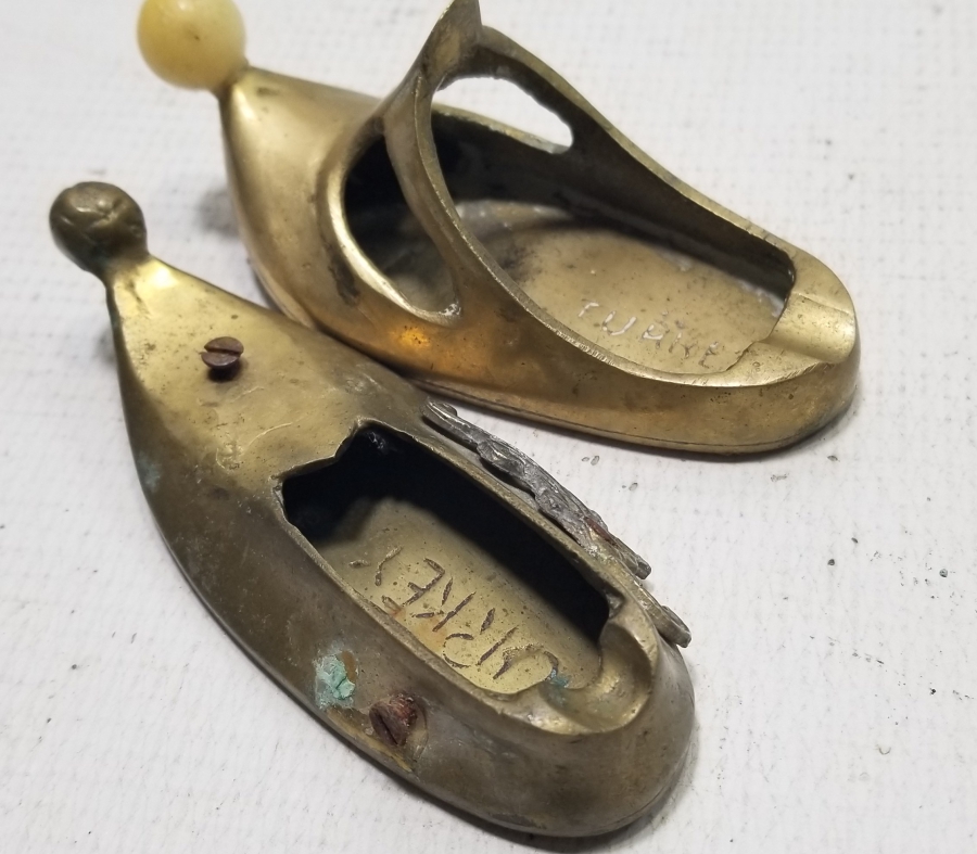 ÇARIK FORMUNDA YAPILMIŞ 2 ADET ANTİKA PİRİNÇ KÜLLÜK