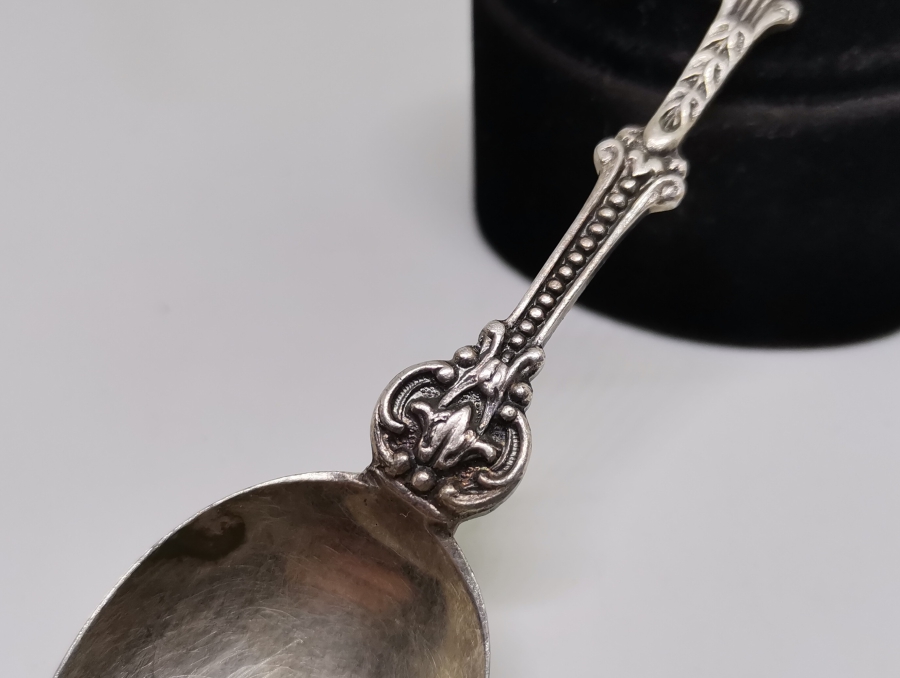 KABARTMA İŞÇİLİKLİ GÜMÜŞ KAPLAMA ANTİKA KAŞIK