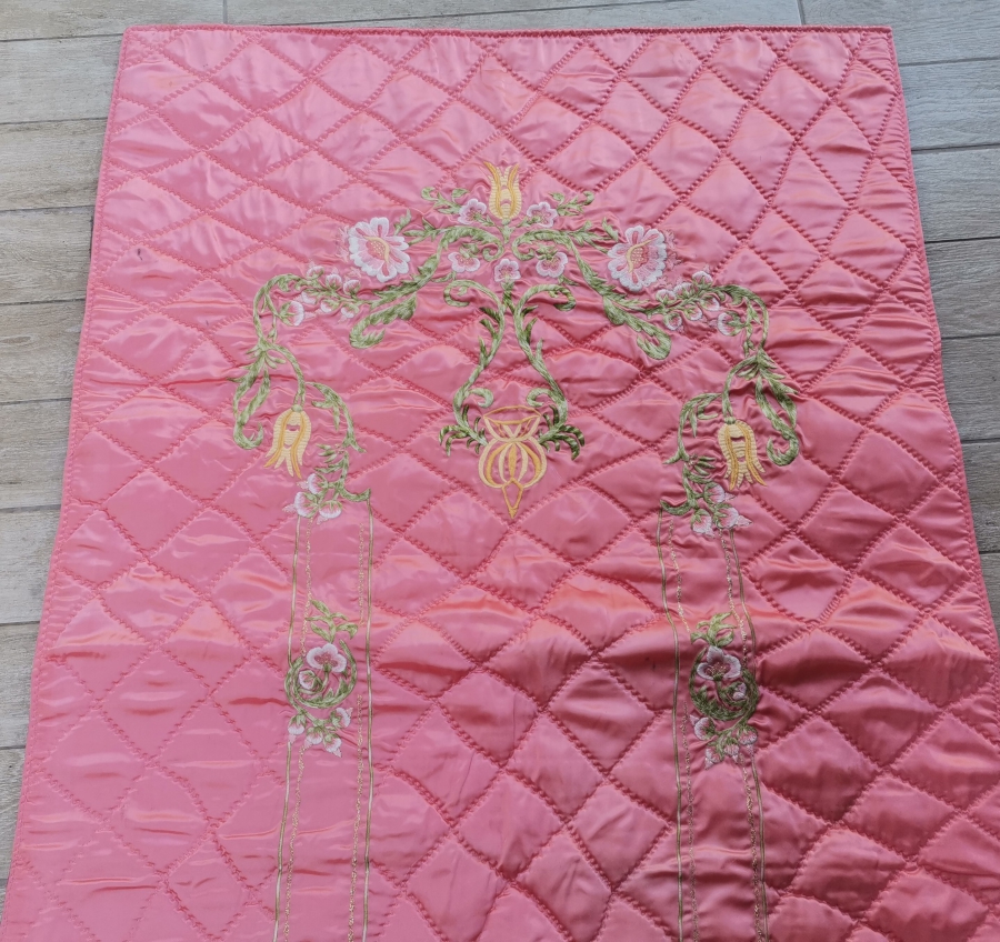 ÜZERİ İŞLEMELİ ANTİKA SECCADE